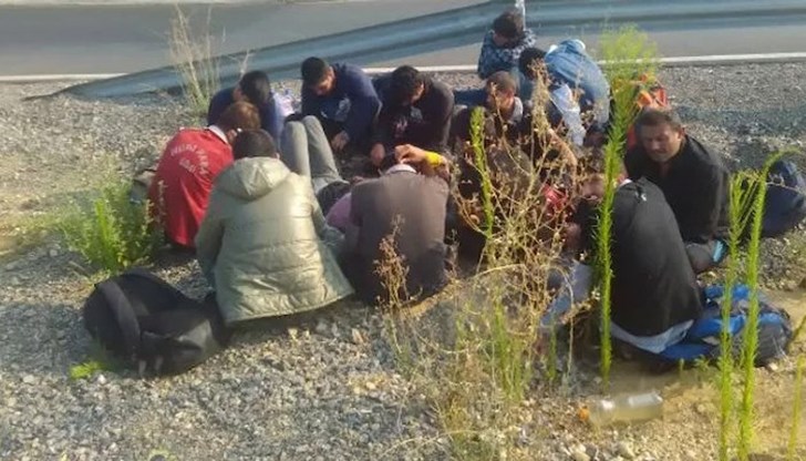 Всички са мъже от 13 до 30 години, представящи се за граждани на Афганистан Всички са мъже от 13 до 30 години, представящи се за граждани на Афганистан