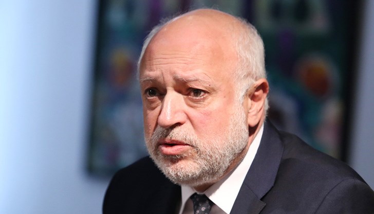 Сега решението е в ръцете на господин директора. Ако не извади сам себе си от блатото, ще пресуша това блато