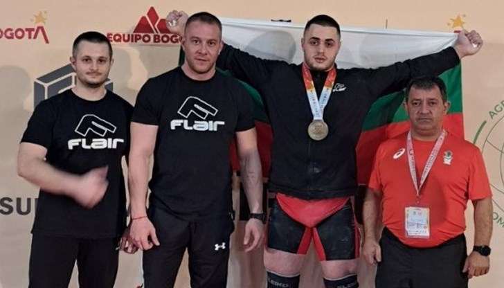 При третия си опит с 220 кг Насар си осигури златото и прати в историята световните рекорди в изтласкването за мъже, младежи и юноши