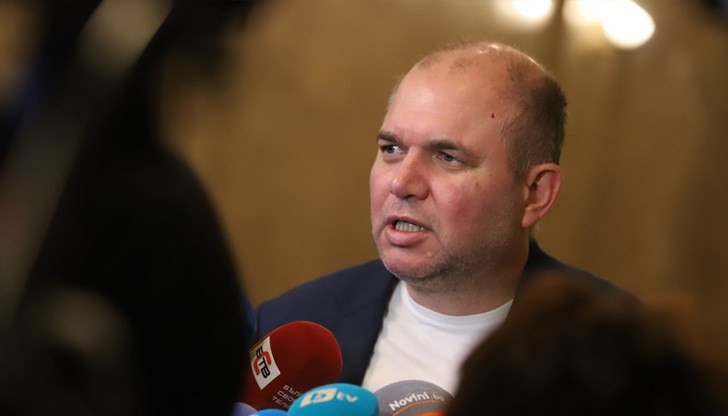 Главен инициатор е Владислав Панев от партия "Зелено движение", която е част от "Демократична България", имат подкрепата и на ГЕРБ, и ПП Главен инициатор е Владислав Панев от партия "Зелено движение", която е част от "Демократична България", имат подкрепата и на ГЕРБ, и ПП