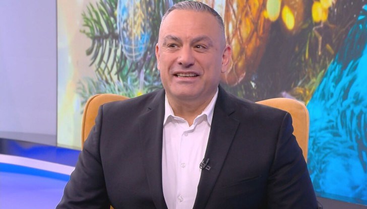 Точно преди Рождество Христово водещият на новините по bTV записа кавър на песента „Let it snow”