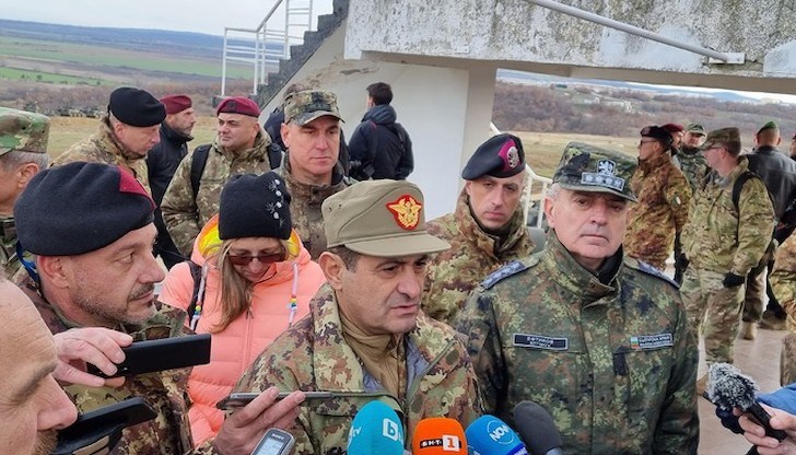 Началникът на отбраната адмирал Емил Ефтимов наблюдава днес демонстрации на военния полигон "Ново село" край Сливен