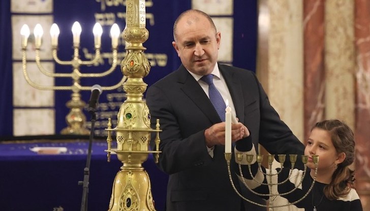 Държавният глава запали първата свещ от ритуалния свещник, заедно с второкласничката Ава