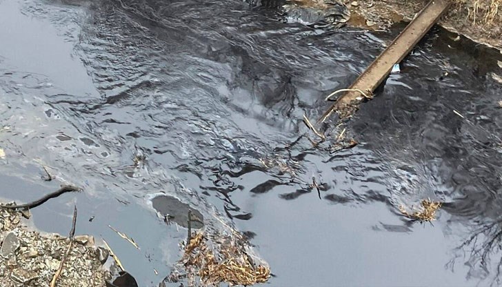 Повече от 14 000 барела суров петрол се изляха в малка река в Канзас