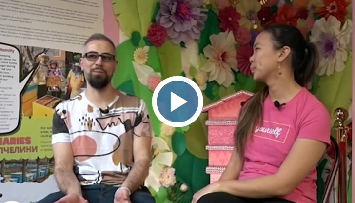 Дженифър и Митко се запознават по интернет