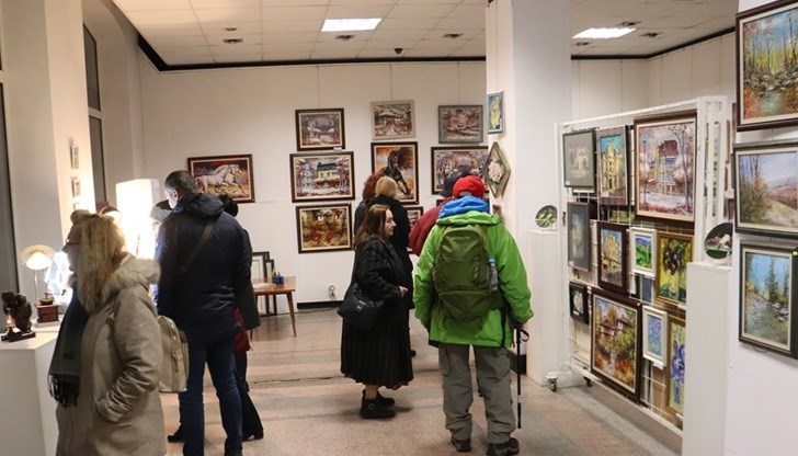 Експозицията представя близо 200 творби на 30 творци от региона