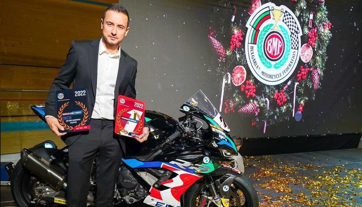 Най-добрият състезател на писта Мартин Чой получи награда за спечелената рекордна 29-а шампионска титла в републиканския шампионат Най-добрият състезател на писта Мартин Чой получи награда за спечелената рекордна 29-а шампионска титла в републиканския шампионат