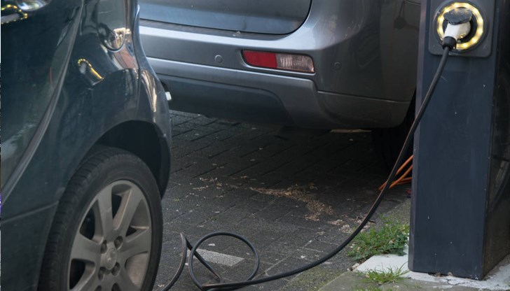 Към настоящия момент на територията на Община Русе устройствата, които осигуряват зареждането на такива автомобили, са твърде малко Към настоящия момент на територията на Община Русе устройствата, които осигуряват зареждането на такива автомобили, са твърде малко