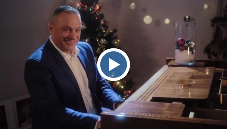 Популярният новинар изпя коледния хит „Let It Snow“