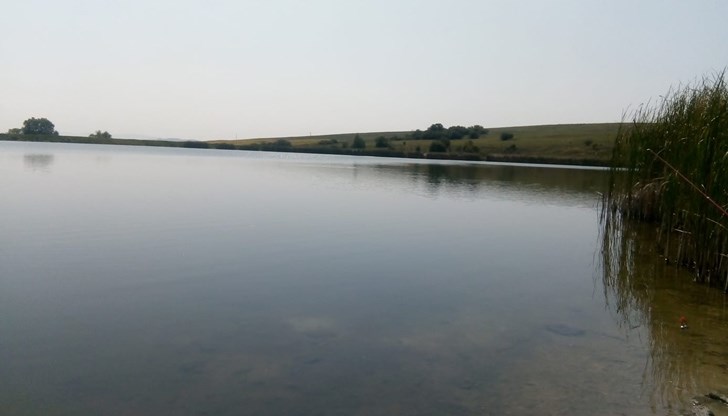 Мъжът влязъл в язовира с надуваема лодка, която най-вероятно се спукала
