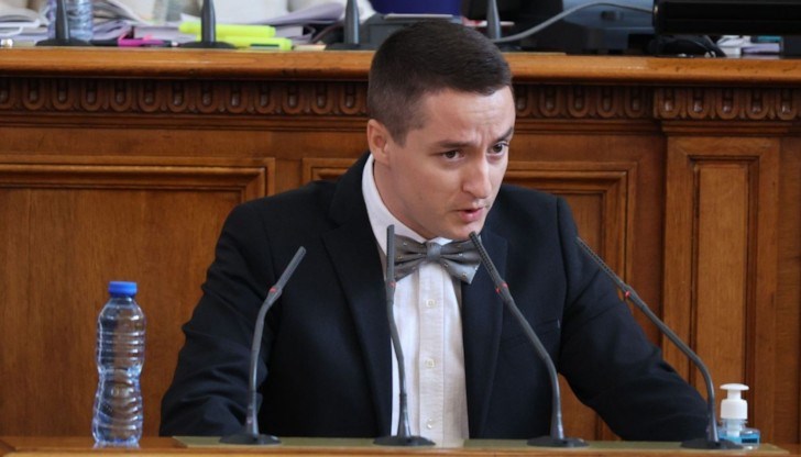Божанков беше отстранен с единодушно решение на депутатите от левицата заради изказването му в подкрепа на изпращането на оръжие за Украйна