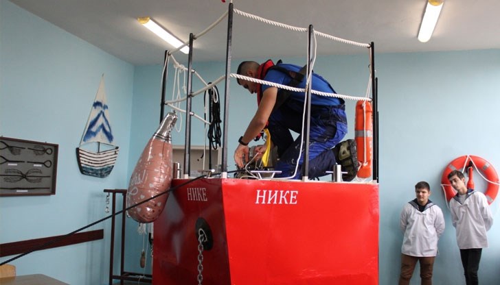 Кабинетът дава възможност в училище учениците да усвоят необходимите професионални умения, за да отидат достатъчно подготвени във фирмите и там да бъдат зачислени като истински членове на екипажа