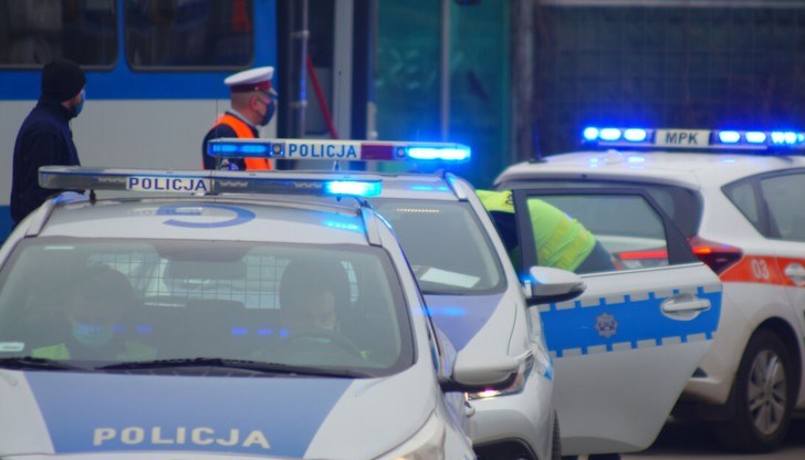 Избухването причинило леки наранявания на двама полицейски служители