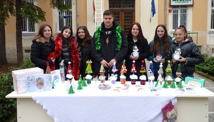 Коледни играчки, дървени фигури на Дядо Коледа, разноцветни красиви елхички чрез 3-D принтера привлякоха интереса на русенци в мразовитата сутрин на 22 декември