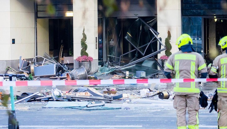 Над 1 милион литра вода заедно с части от фасадата на сградата са излетели на улицата