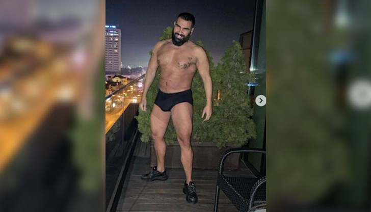 Залогът е бил, ако издържи на студа, приятелите му да го черпят цял ден, където певецът пожелае Залогът е бил, ако издържи на студа, приятелите му да го черпят цял ден, където певецът пожелае