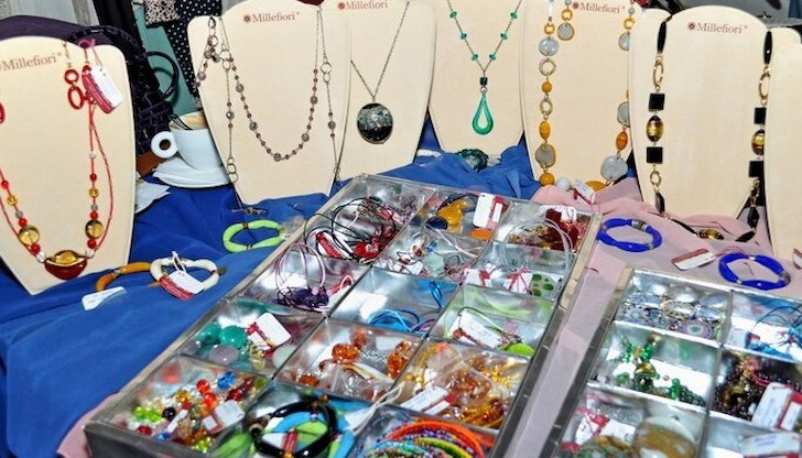 Освен бижута, във фабриката се правят и декоративни предмети, като в момента е актуална коледната украса