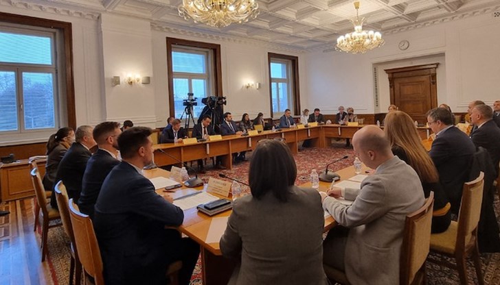 В текста, внесен от ГЕРБ - СДС, се казва, че с това решение, България ще се нареди сред страните, които категорично осъждат ужасяващите престъпления на съветския комунизъм В текста, внесен от ГЕРБ - СДС, се казва, че с това решение, България ще се нареди сред страните, които категорично осъждат ужасяващите престъпления на съветския комунизъм