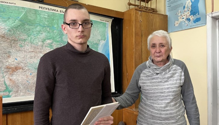 Стипендията получи десетокласникът  в специалност "Корабоводене" Ненко Ненков