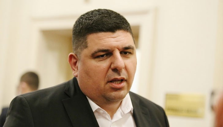 Недопустимо е българското правителство да се поддава на натиска на частна компания, заяви депутатът от ДБ