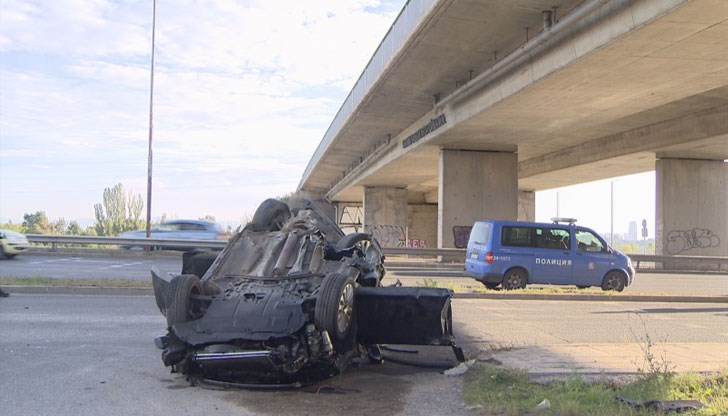 Двамата служители са обвинени за три различни престъпления