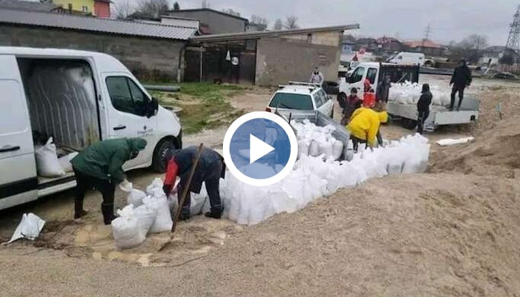 Наводненията доведоха до затваряне на пътища