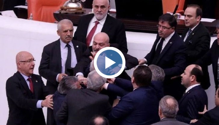 В схватката се разменят и юмручни удари