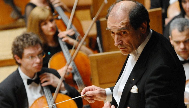 Маестро Емил Табаков и оркестърът на Русенската опера ще изнесат симфоничен концерт тази вечер от 19:00 ч. в зала "Филхармония"