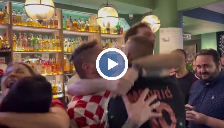 Ваня Джаферович и компания гледаха футболния трилър в столично заведение