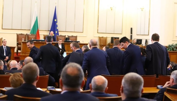 След дългия дебат в парламента решението беше ратифицирано След дългия дебат в парламента решението беше ратифицирано