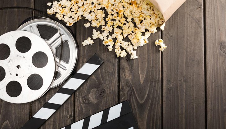 На този ден през 1895 година в парижкото "Гран кафе" се състои първата платена публична прожекция на братята Люмиер На този ден през 1895 година в парижкото "Гран кафе" се състои първата платена публична прожекция на братята Люмиер