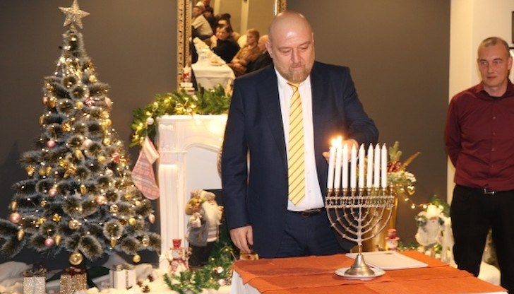 Областният управител запали третата свещ в ханукията Областният управител запали третата свещ в ханукията