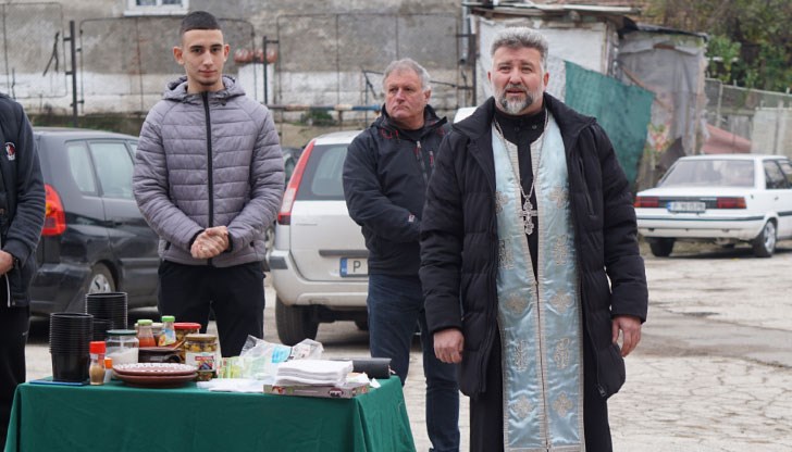 Десетки русенци се включиха в отбелязването на празника в двора на Народно читалище „Стефан Караджа“