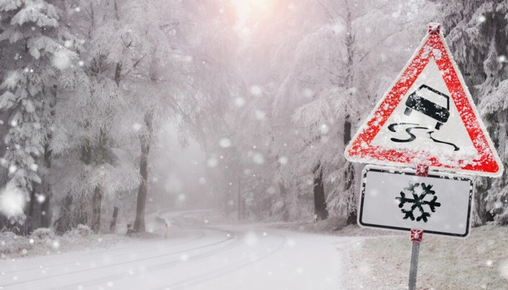 Пътните служби са в 24-часов режим, заради очакването температурите тази нощ да продължат да падат Пътните служби са в 24-часов режим, заради очакването температурите тази нощ да продължат да падат