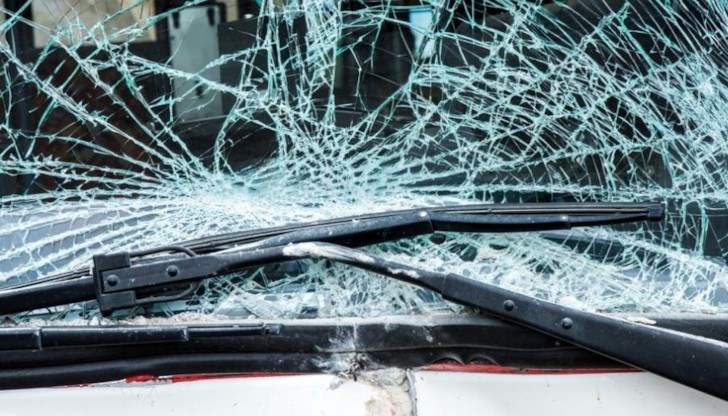 Починали на място са 31-годишният шофьор на таксито и неговият спътник