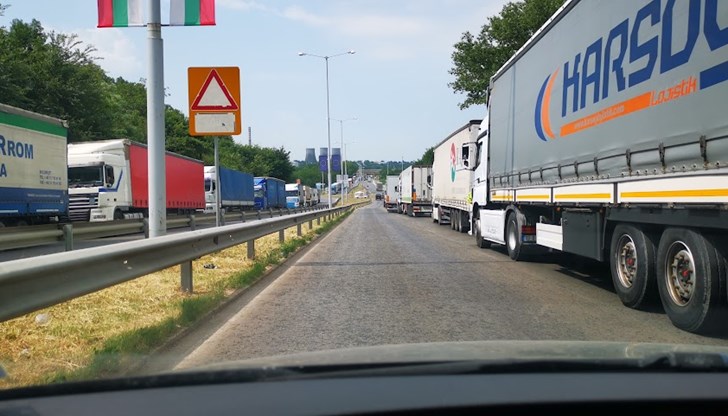 Протестиращи блокираха входа и изхода за камиони на ГКПП "Дунав мост" при Русе