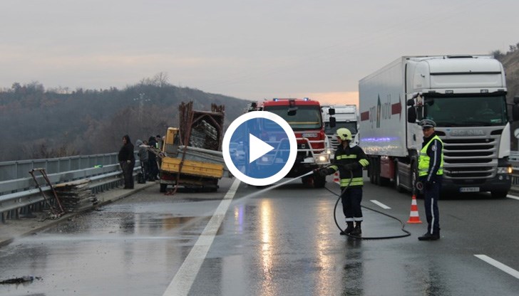 Товарът е бил тръби и метални платна