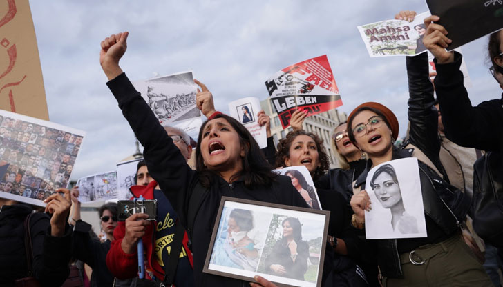 Сред тях са 34 жени и 64 непълнолетни на възраст