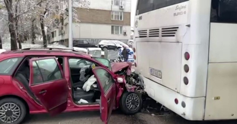 При инцидента няма жертвиКатастрофа между лек автомобил и автобус в