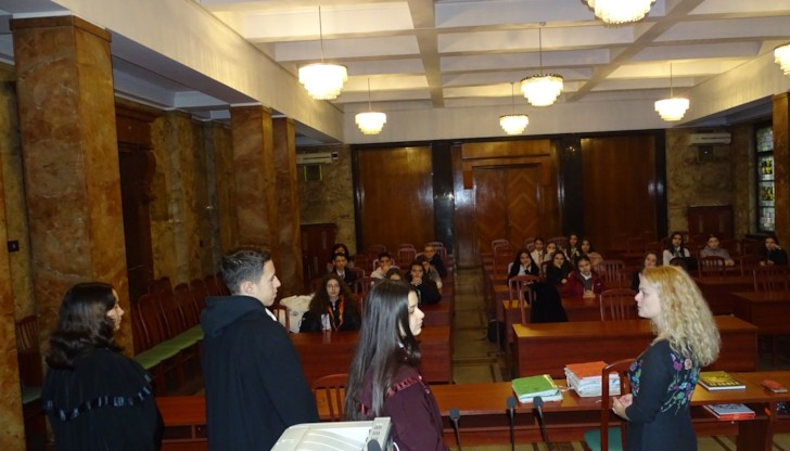 Съдия Чокоева покани трима доброволци да облекат тоги и да