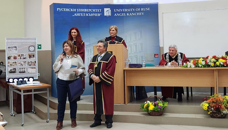 Над 200 са преподавателите, работили и работещи днес в специалност