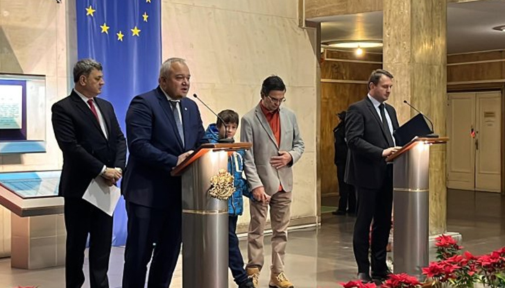 Сашко не спираше да се усмихва и дори хвана за