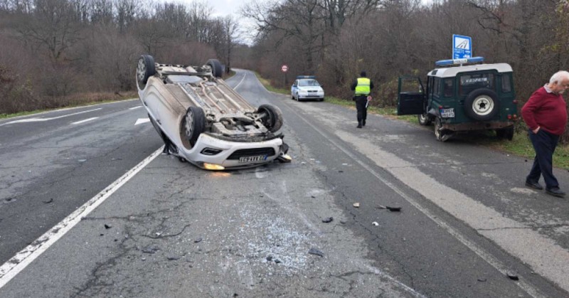 Автомобил с турска регистрация се обърна по таван след удар