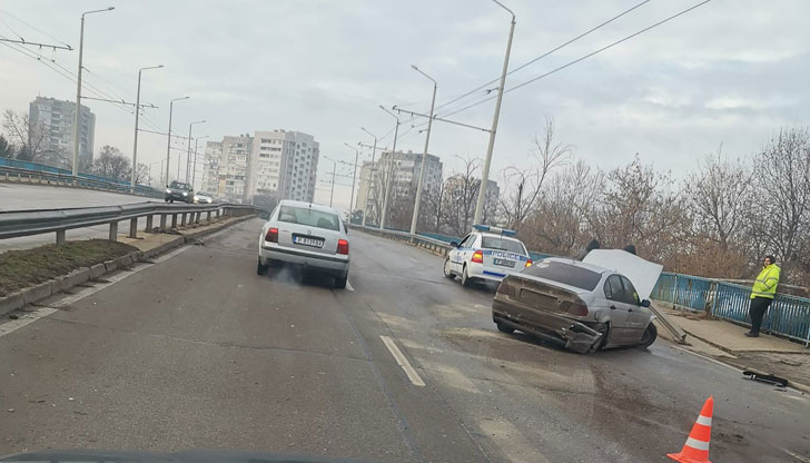 Лек автомобил БМВ е самокатастрофирал след неадекватно шофиранеКатастрофа на булевард
