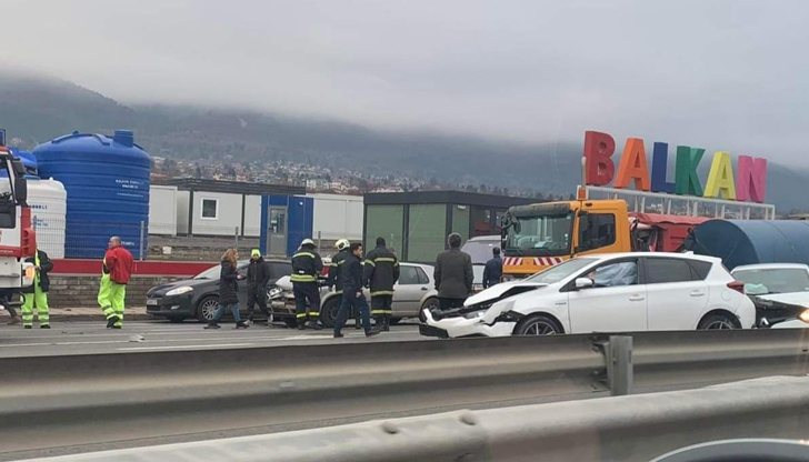 По данни на МВР са се ударили шест коли и