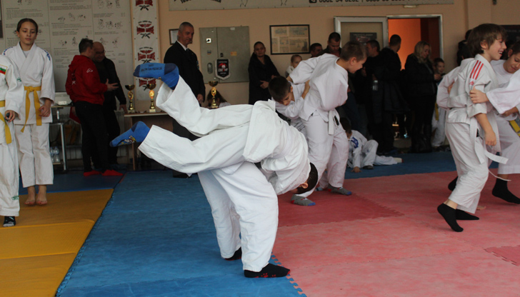 Състезателите бяха на възраст от 5 до 11 годиниСъстезанието се