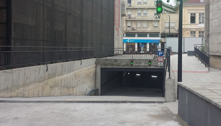 Почти целия подземен паркинг Театъра“ е зает от автомобили на