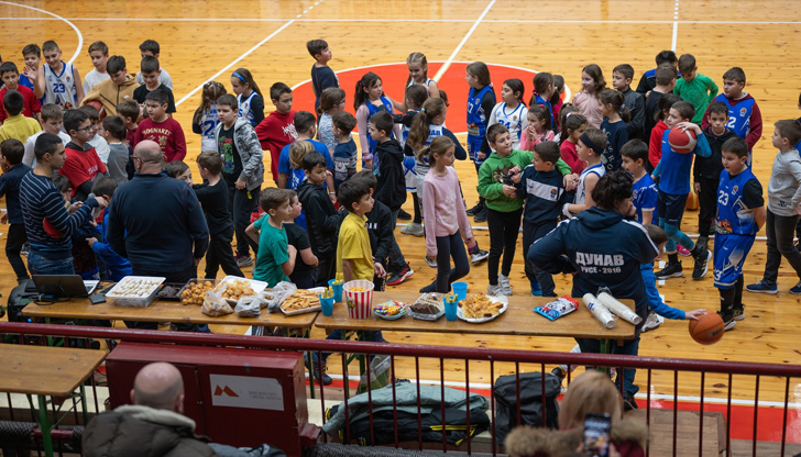 С игри, почерпка и импровизиран коледен бал баскетболният клуб изпрати