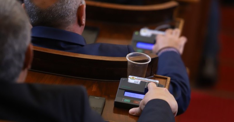 Народните представители ще почиват двойно по-малко дниДепутатите намалиха коледната си