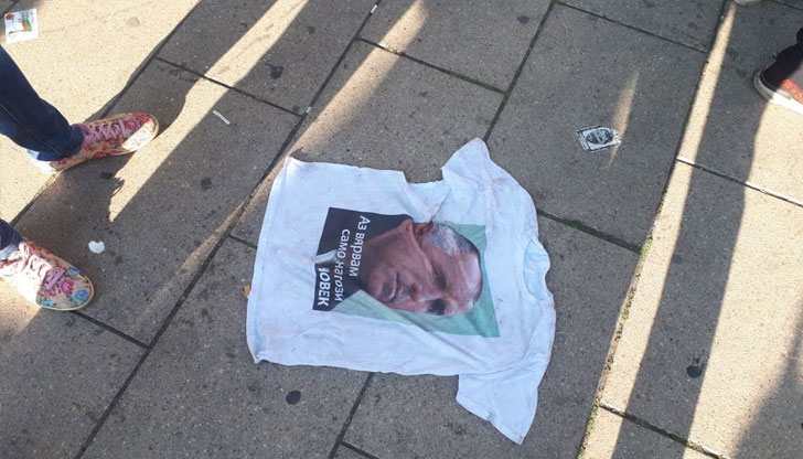 Както комунизмът не си тръгна бързо и окончателно, така и